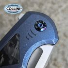 We Knife WeKnife - Sylox - Dual Tone M390 & Blue Titanium with Shredded Carbon