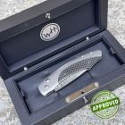 Approved William Henry - Vega - Titanio, Fibra di Carbonio & Damasco Laminato W