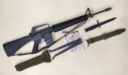 Colt M16 A1 Vietnam con baionetta, manuale e accessori originali