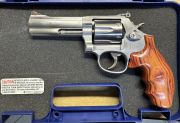 SMITH &amp; WESSON 686